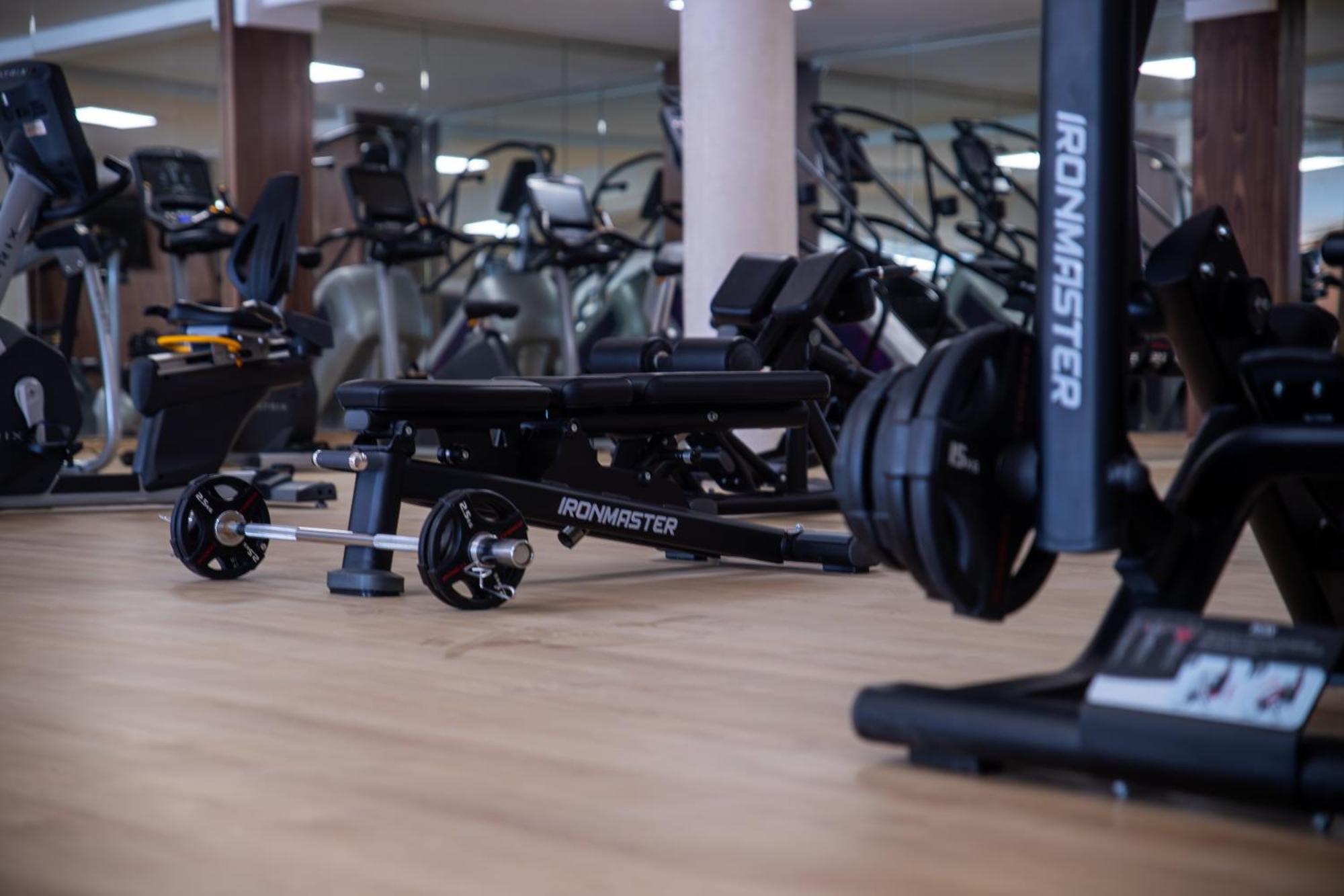 אגאדיר Dominium Palace מראה חיצוני תמונה A Hammer Strength ground-based squat rack