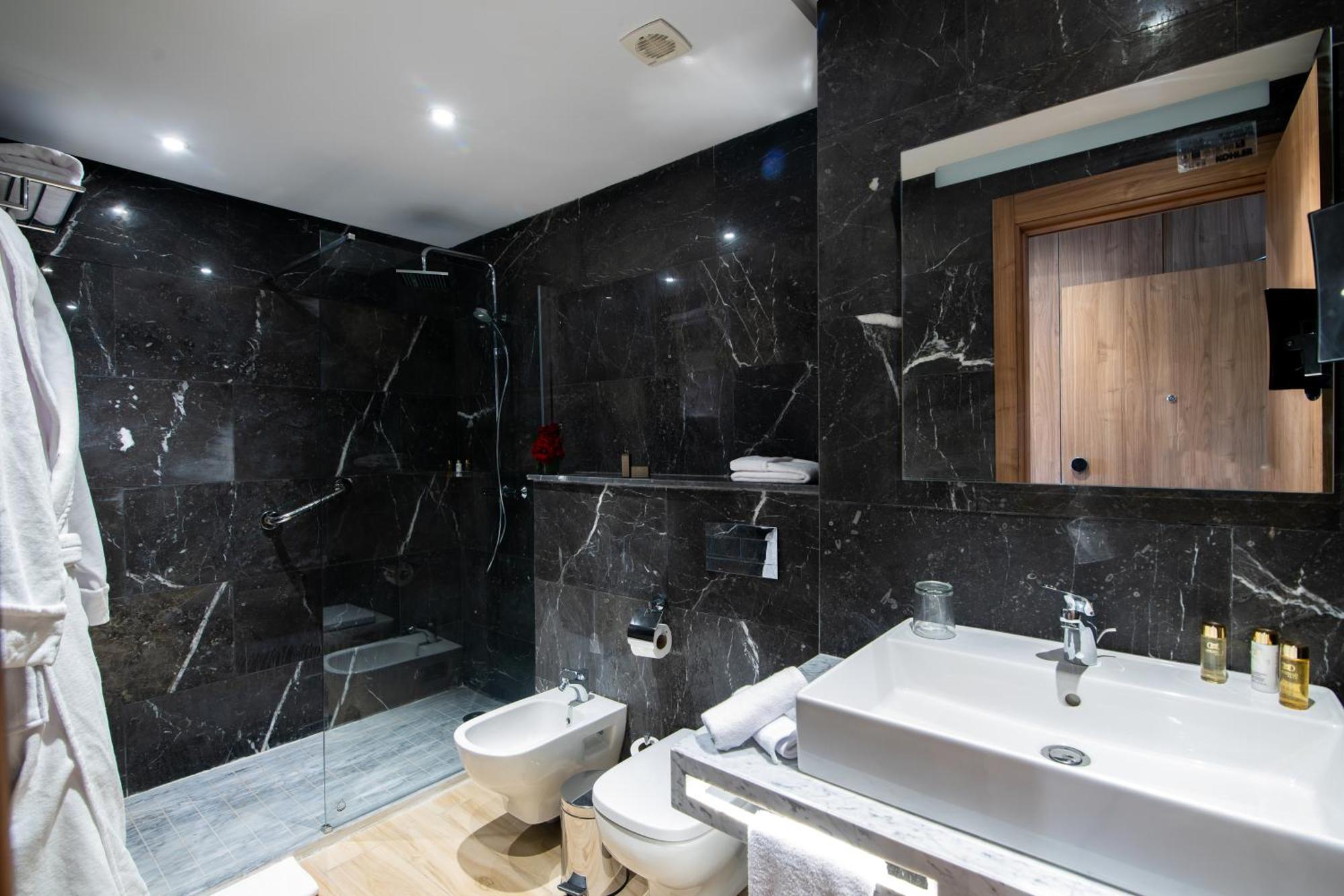 אגאדיר Dominium Palace מראה חיצוני תמונה Bathroom with shower enclosure